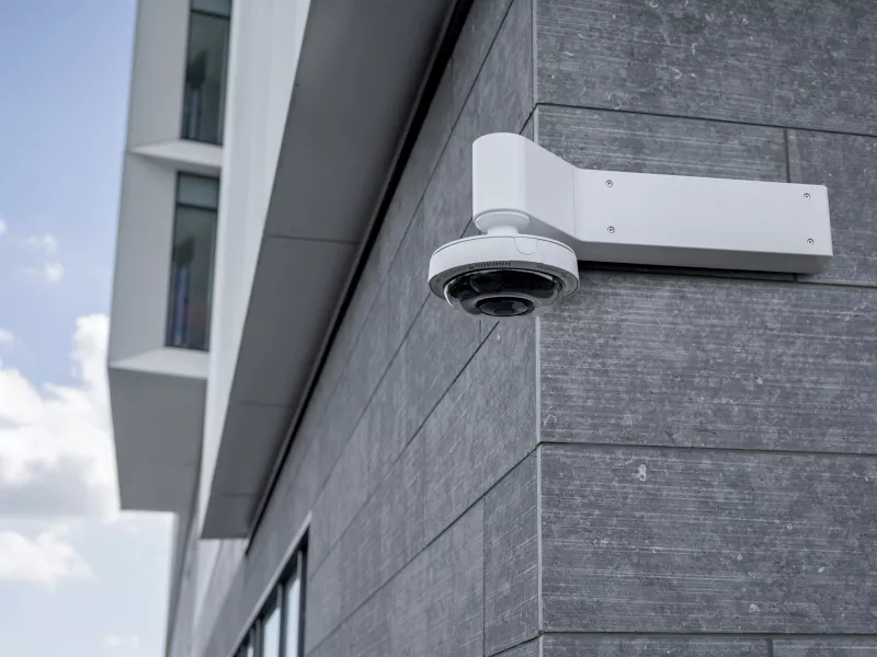 Outer corner with pendant kit and panoramic camera mounted on facacde