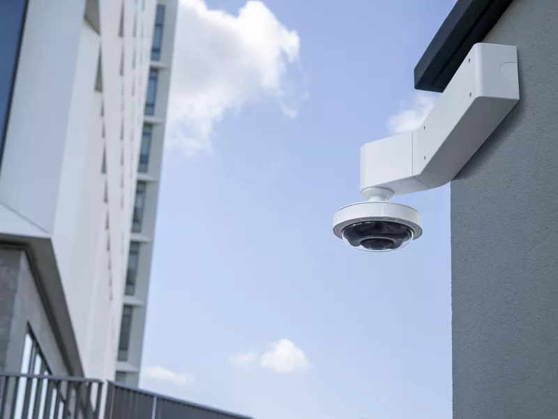 Outer corner with pendant kit and panoramic camera mounted on facacde