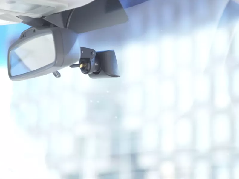 AXIS TF1801-R Lens Hood installé à l’intérieur d’une voiture.