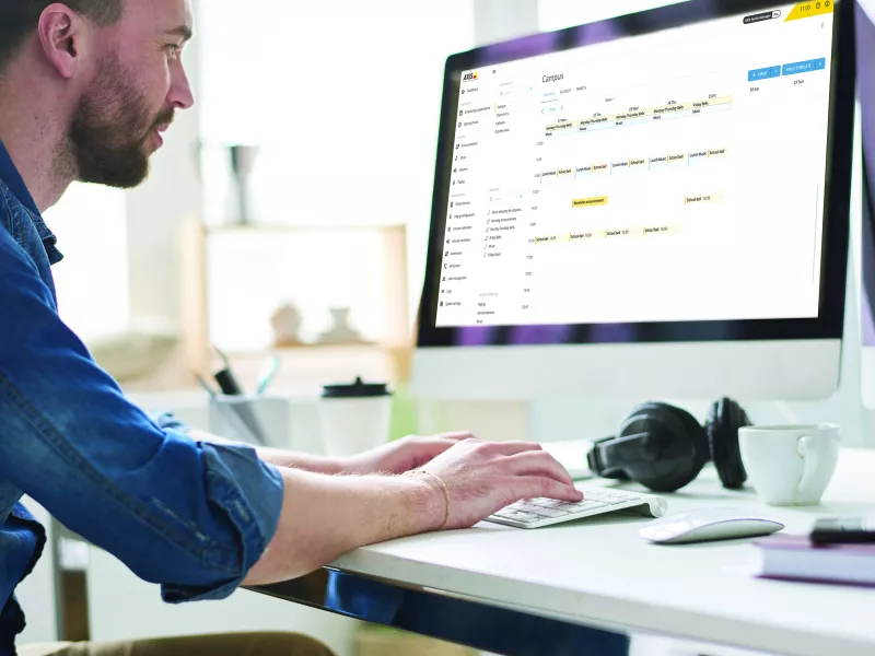 Man using advanced scheduler in AXIS Audio Manager Pro