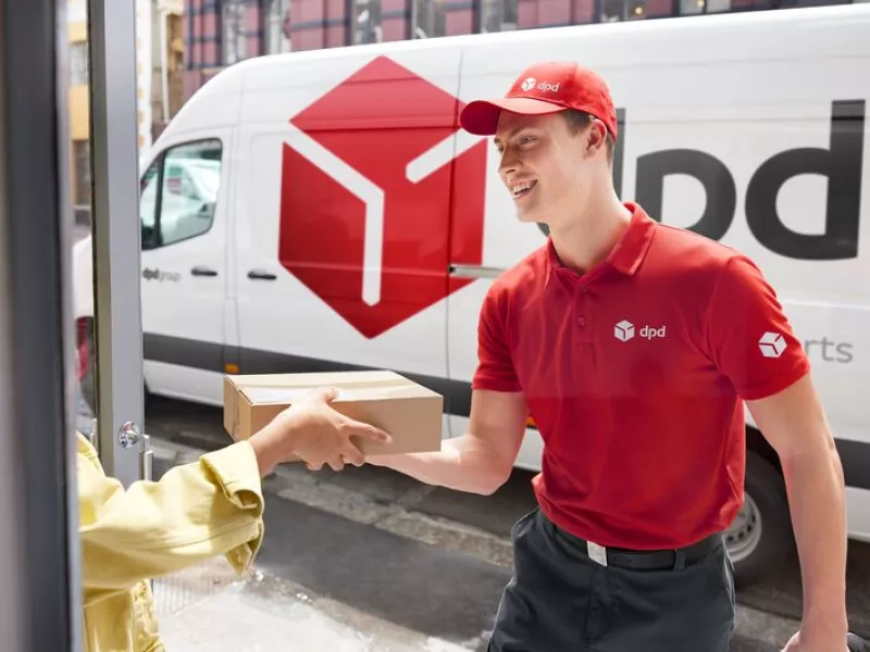 DPD Hungary worker delivering a parcel