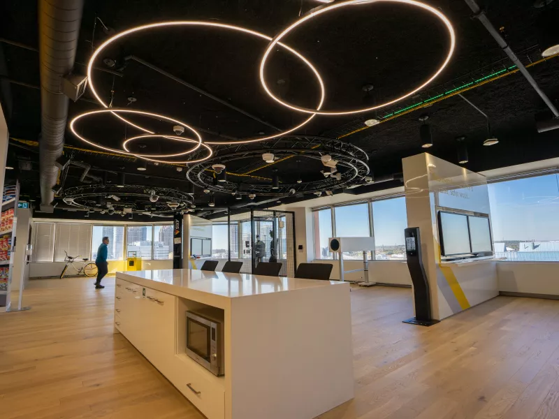 Explorez la technologie de pointe qui alimente le Axis Experience Centre de Toronto