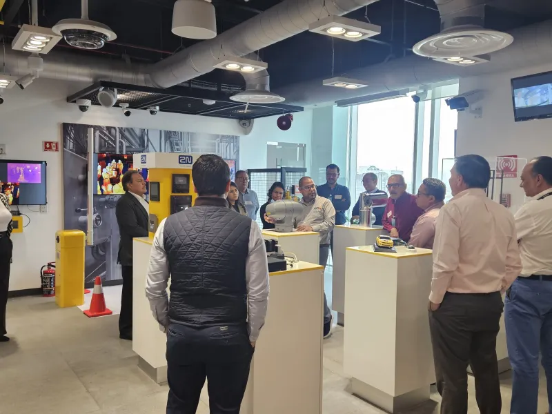 Apresentando produtos e soluções da Axis aos visitantes na Cidade do México