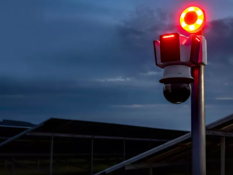 Q6355-LE with red light during nightime 