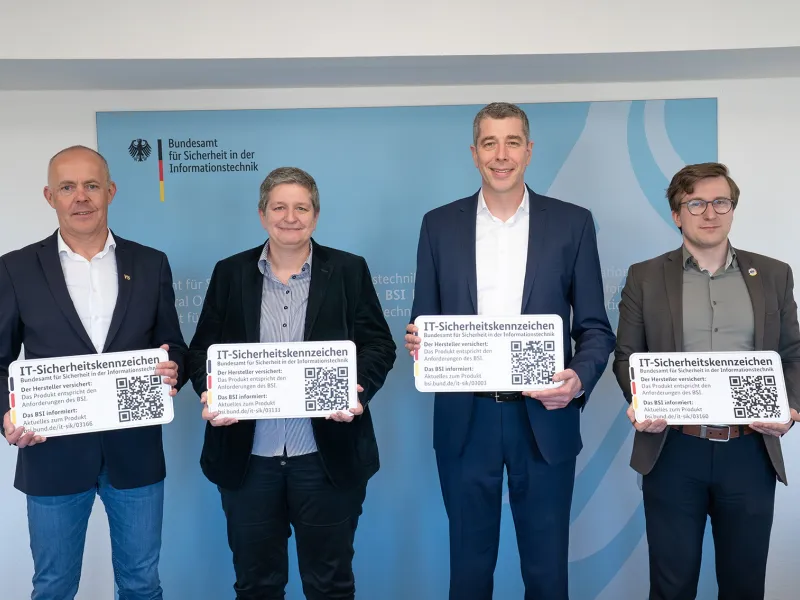 Nach der Übergabe des IT-Sicherheitskennzeichens an Axis Communications, v.l.n.r.: Jochen Sauer (Axis), Claudia Plattner (BSI-Präsidentin), Tobias Metsch (Axis) und Joshu Wiebe (BSI).