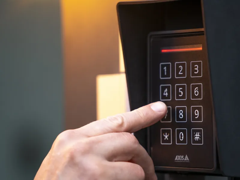 AXIS A4131-E Reader with Keypad. Braille label, osdp verified, Transparent Mode