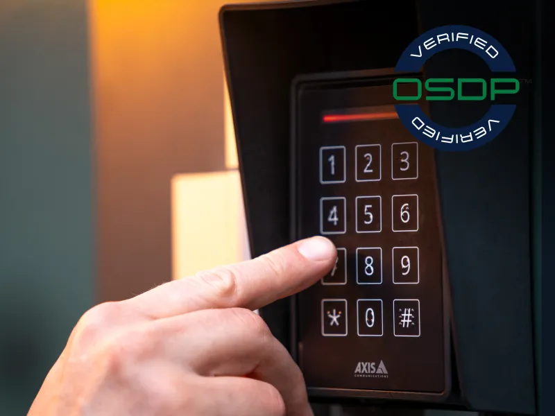 AXIS A4131-E Reader with Keypad. Braille label, osdp verified, Transparent Mode