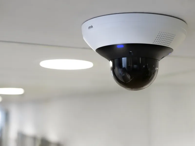 AXIS TQ5901 with AXIS M5226-E in a context with led lights turned on
