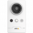 IP-камера AXIS M1065-LW с поддержкой записи на локальный накопитель. Показан вид камеры спереди. 