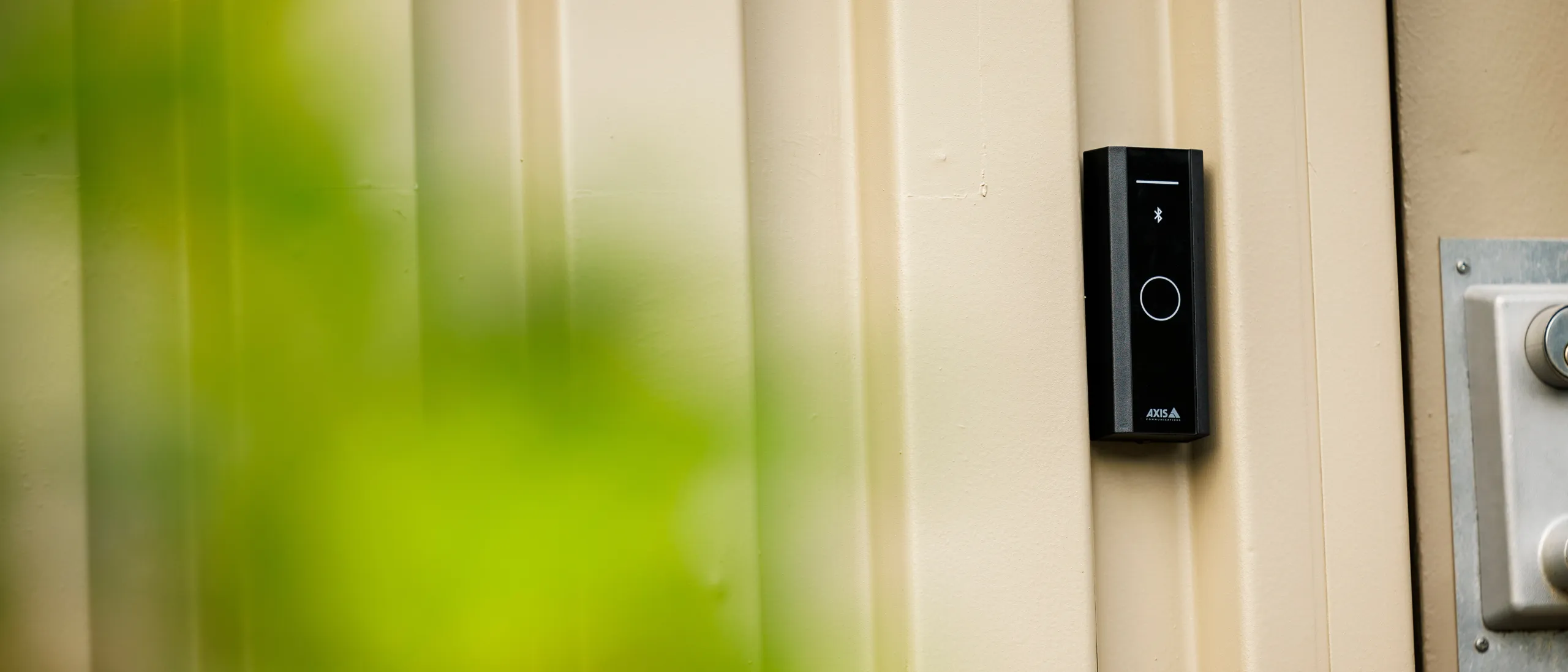 AXIS A4612 Network Bluetooth® Reader - Exterior of building