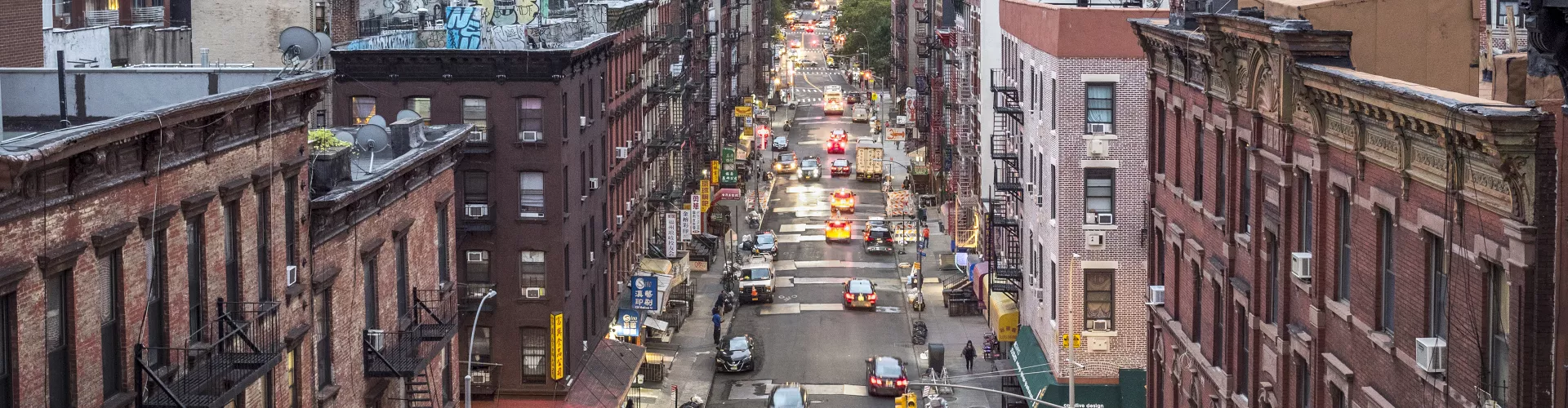 city ​​street in manhattan in the evening
