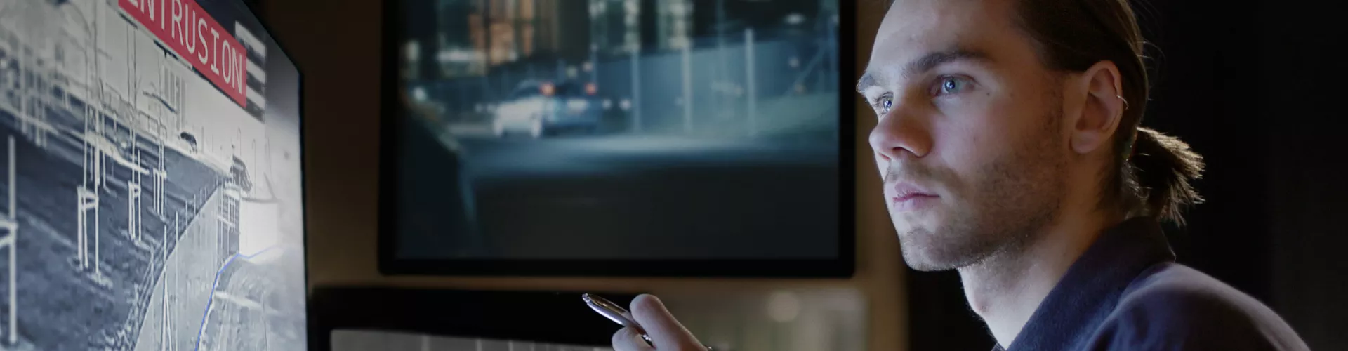 Person sitting infront of a computer screen looking att the screen 