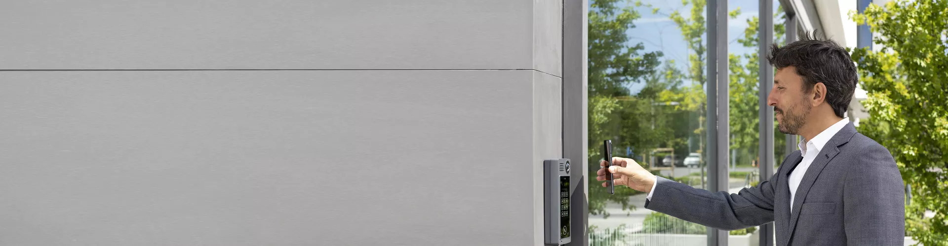 Office worker using Axis phone.