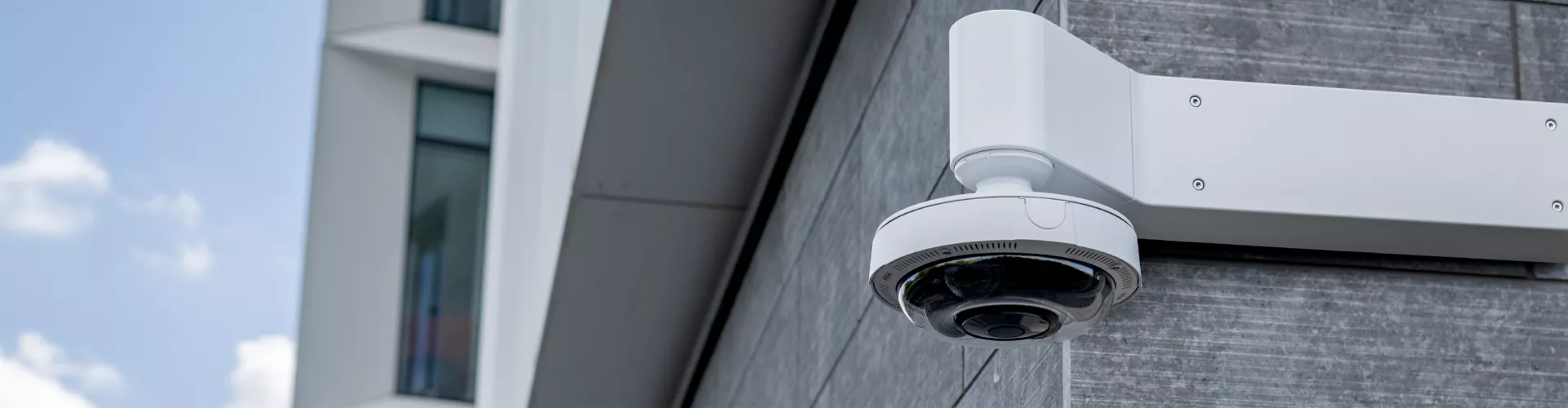 Banner with AXIS TP3302-E Corner Mount