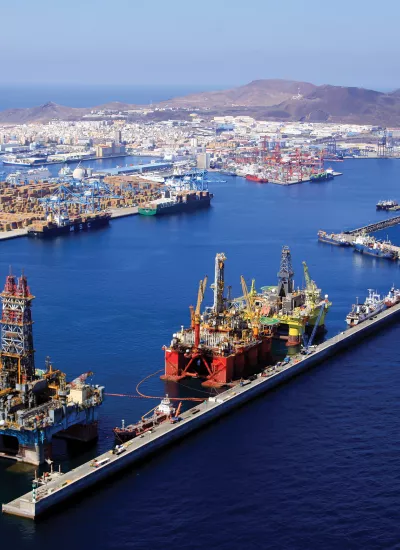 Las palmas harbour with blue water and a long wharf.