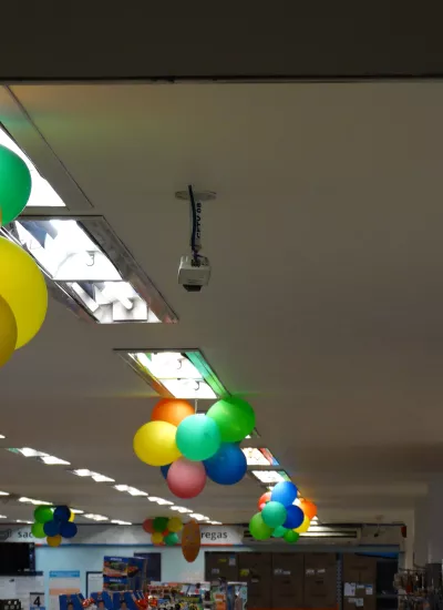 Ballons and ceiling camera in Bemol store