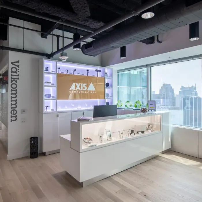 Entrance with a view of the reception desk and the city from the windows in New York's AEC.