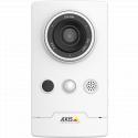 La caméra IP AXIS M1065-L dispose d'un microphone et d'un mini haut-parleur intégrés. La caméra est vue de face. 