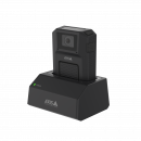 AXIS W700 Docking station 1-bay desde la izquierda con AXIS W100 Body Worn Camera