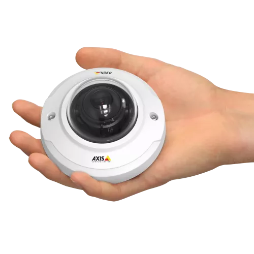 A câmera IP AXIS M3044WV oferece suporte a áreas de análise inteligentes e possui qualidade de vídeo HDTV 720p. A câmera é vista pela frente