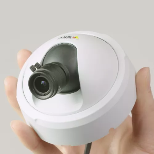 AXIS FA4115 dans une main depuis le côté gauche