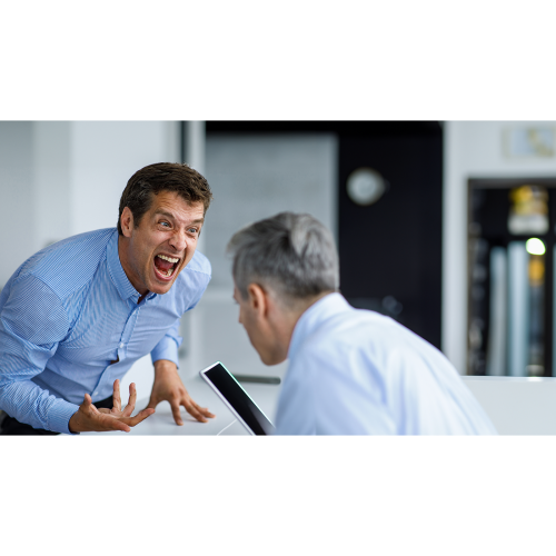 empresário gritando agressivamente em ambiente de escritório
