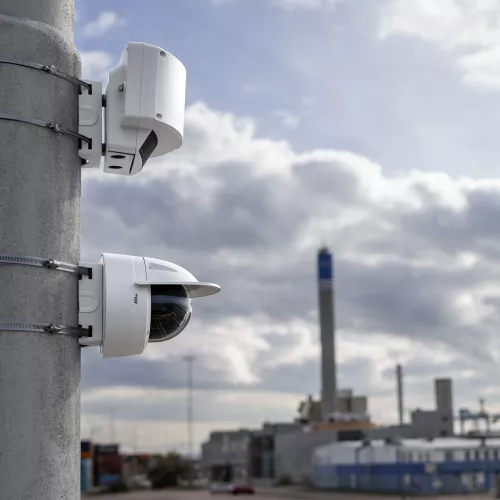 radar y cámara panorámica montada en poste