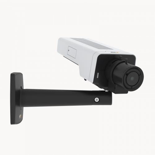 A AXIS P1377 IP Camera possui Lightfinder e Forensic WDR. O produto é visto pelo ângulo direito.