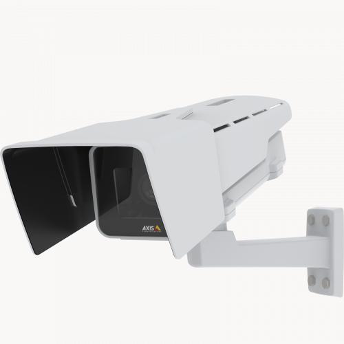 IP-камера AXIS P1375-E IP Camera с установленным дополнительным погодозащитным козырьком, установленная на стене, вид слева