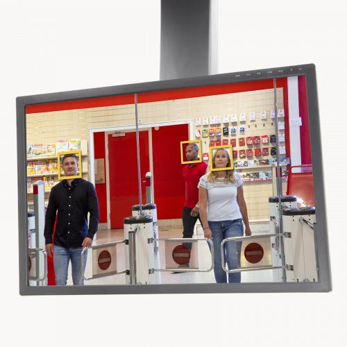 Ekran detektora twarzy z klientami wchodzącymi do sklepu spożywczego