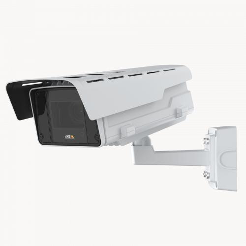 AXIS TQ1601-E Conduit Back Box, an der Rückseite einer Kamera montiert, mit Wetterschutz am Rahmen