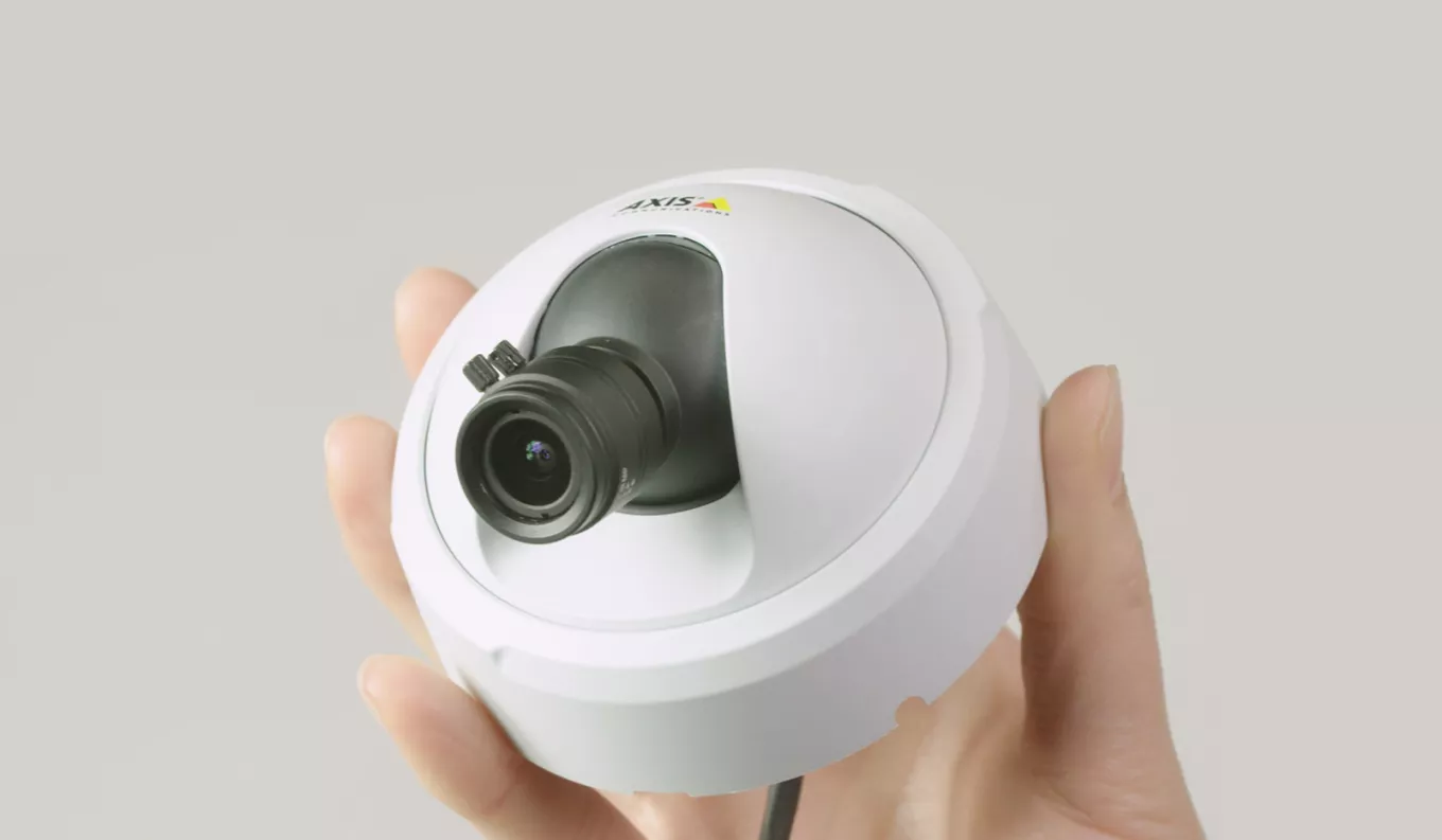 AXIS FA4115 dans une main depuis le côté gauche