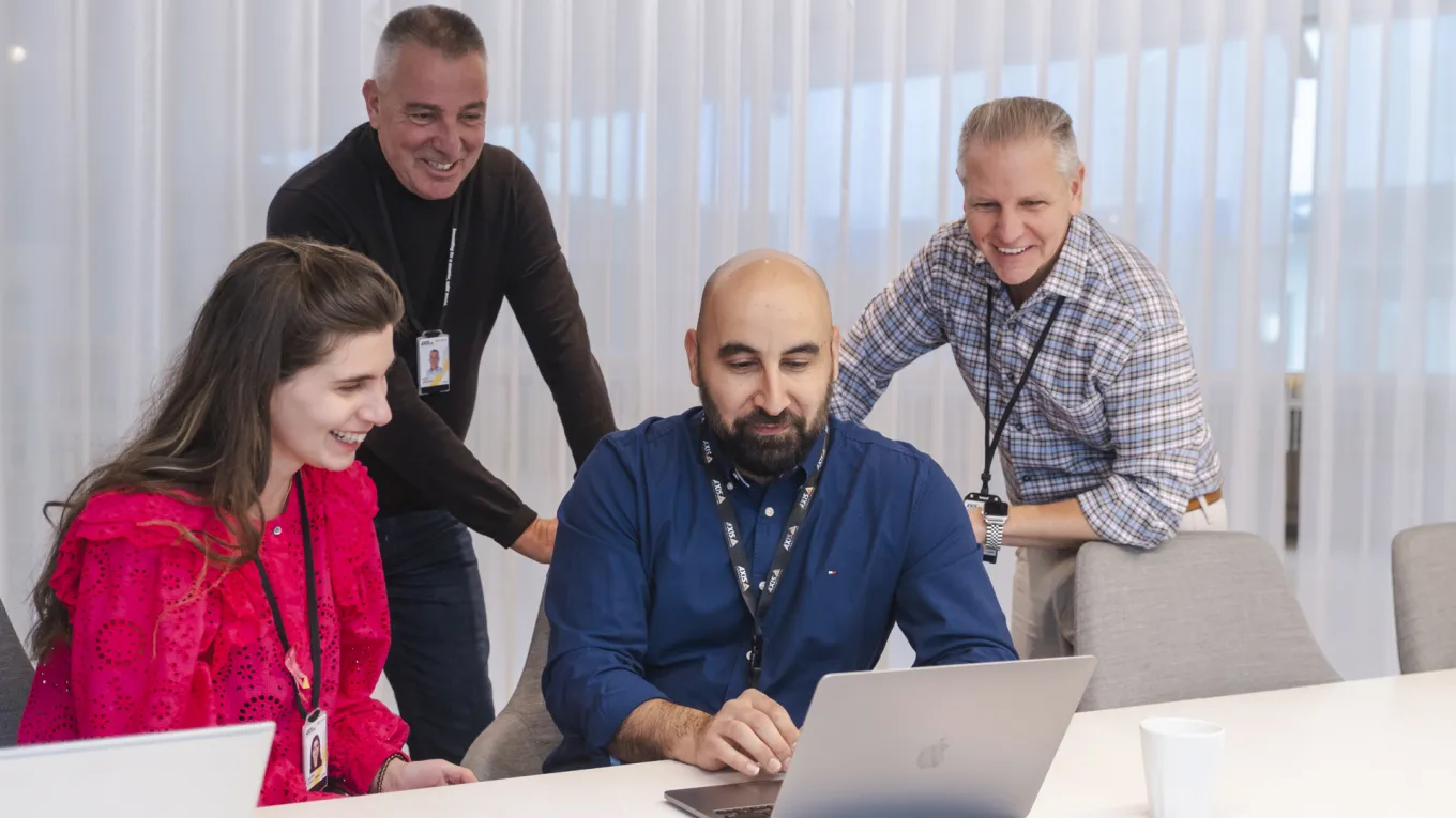 Henk, Kimelma, Steve and Sargon watching a laptop 