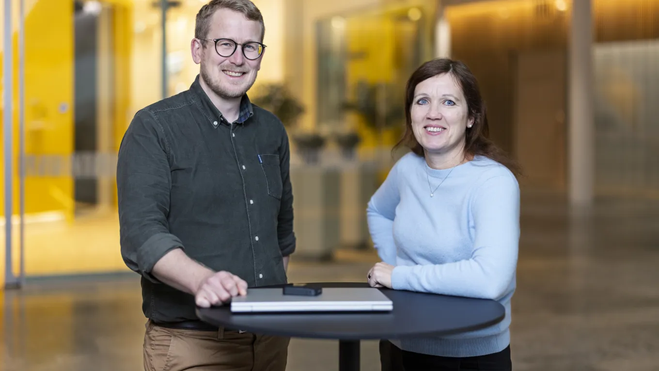 Martin Löwegren och Sara Gramark smiling infront of the camera 