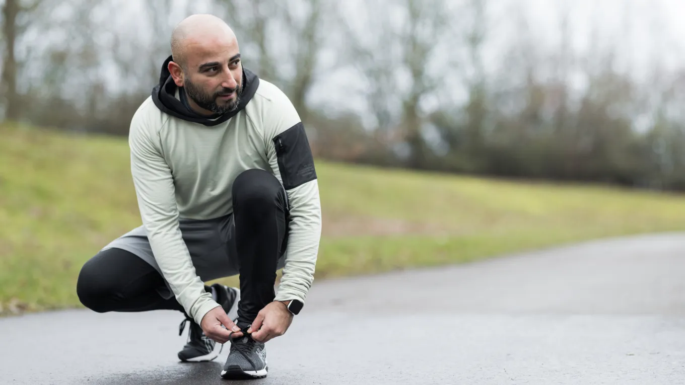 Reza Ghorbani tying his shoes while running 