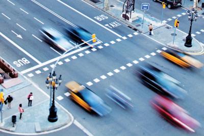 Axis lösningar övervakar stadsgator med trängsel och trafik