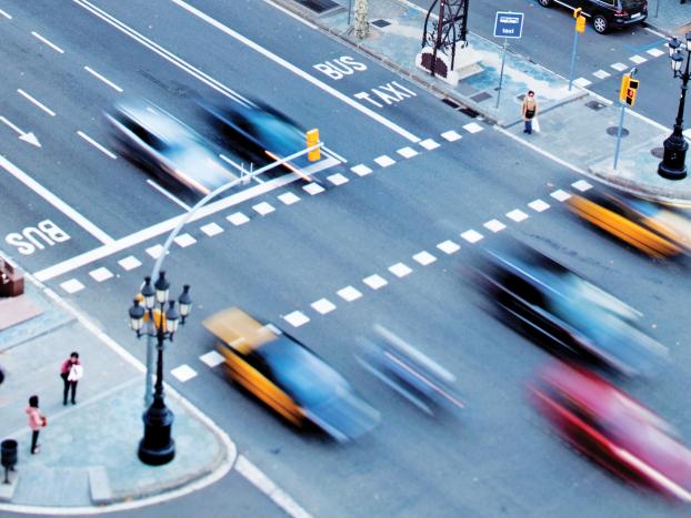 Axis lösningar övervakar stadsgator med trängsel och trafik